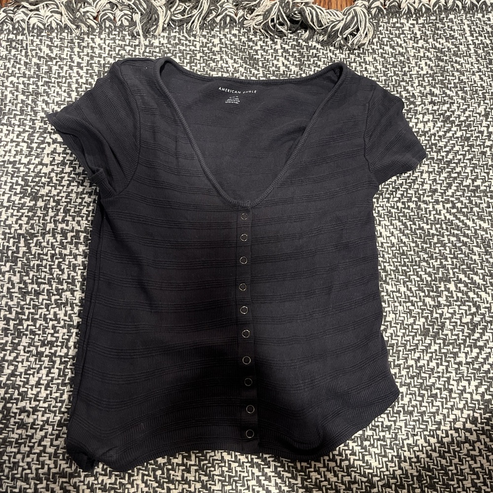 gray cropped t shirt v neck with button up details